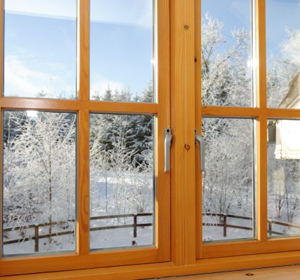 Jak zabezpieczyć okna drewniane przed zimą